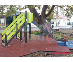 Σύνθετο όργανο με τριγωνικό πύργο, τσουλήθρα και μικτές αναρριχήσεις